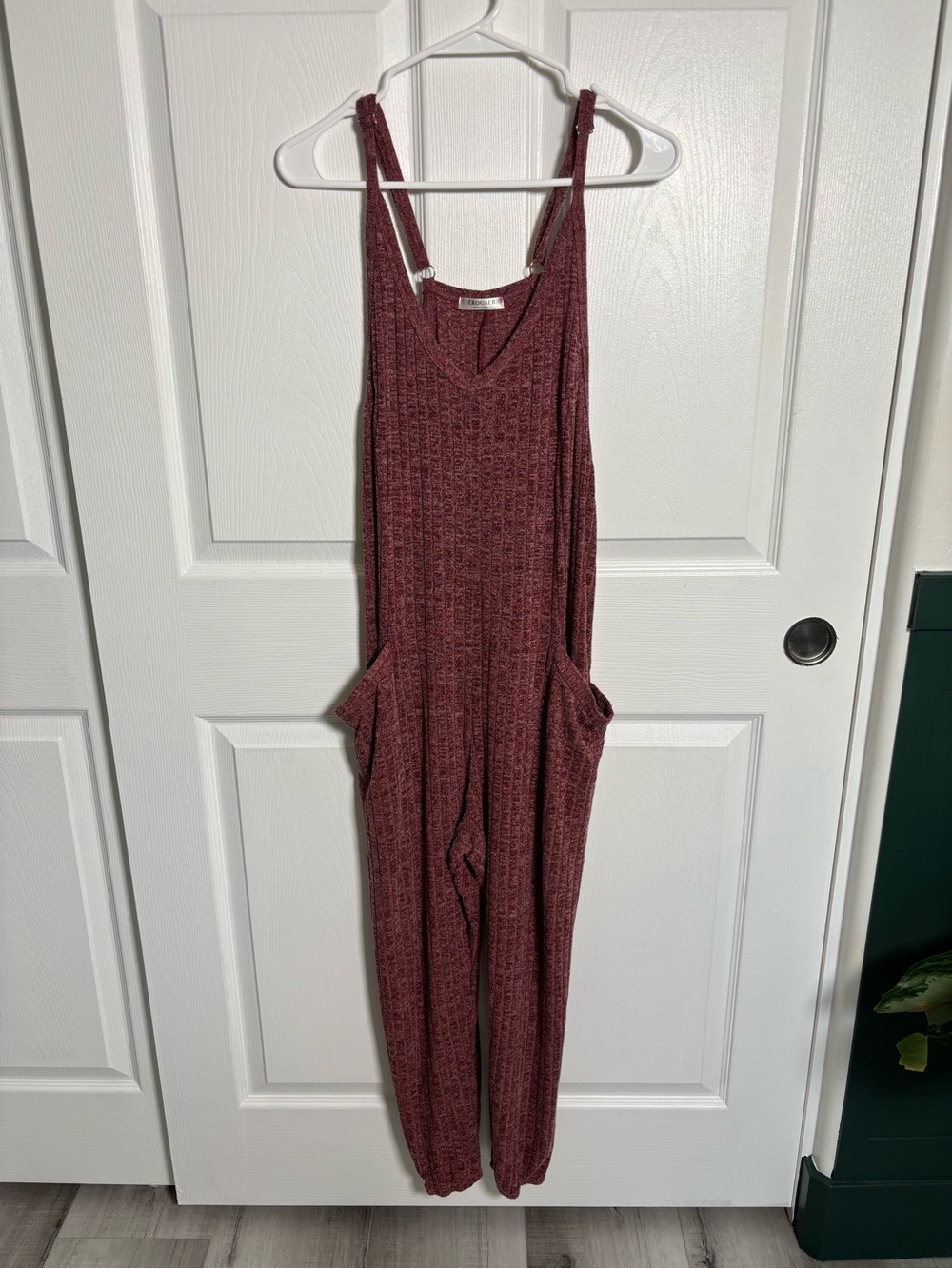 Ekouaer Burgundy Ribbed Jumpsuit Adjustable Straps Pockets Large